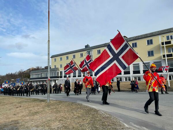 17. mai-feiring med votter, hjemmesittere og sydenfarere