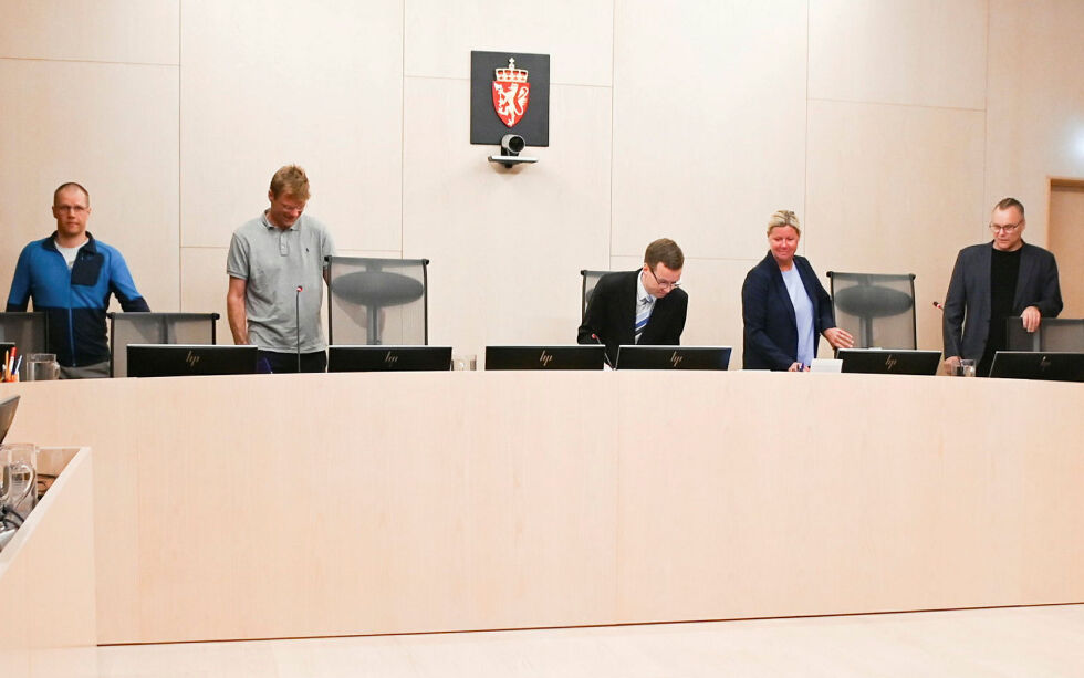 Dommer Jørgen Sætrum flankert av sine skjønnsmedlemmer. Reineier Per Thomas Kuhmunen (til venstre) måtte vike sete for en dáža og pensjonert statlig leder. De andre skjønnsmedlemmene er Per-Erik Bjørnstad, Kari Eldby og Marvin Egil Breimo.
 Foto: Irmelin Klemetzen