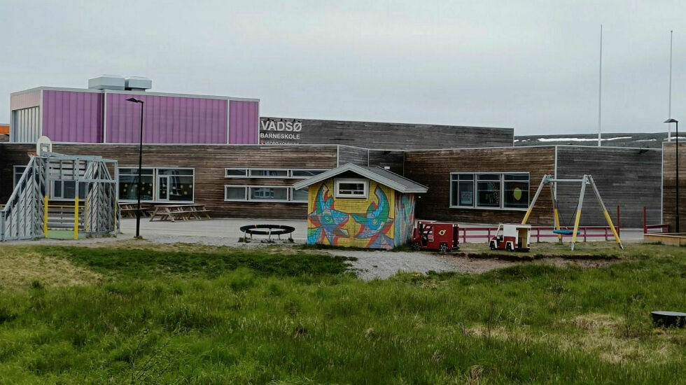 Elevene og lærere har møtt som vanlig på Vadsø barneskole tirsdag morgen etter mandagens hendelse.
 Foto: Torbjørn Ittelin