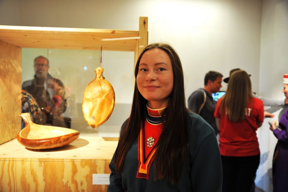 Lisa Lyngman Gælok stiller ut sin Gaerie (skål) på Senter for nordlige folk i forbindelse med prosjektet Duodji Dreamers.
 Foto: Erik Brenli