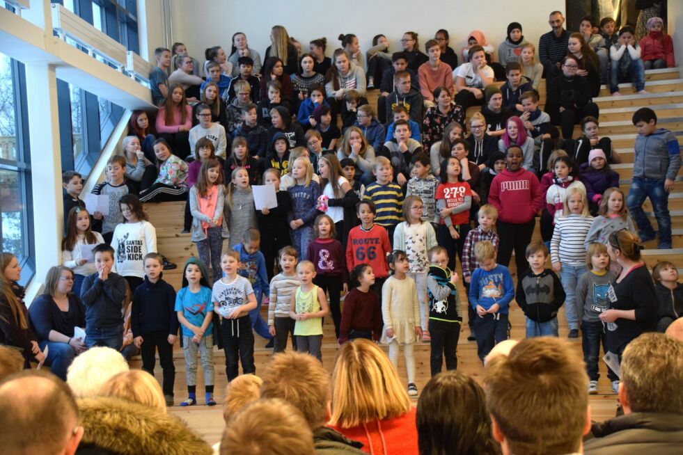Elevene ved småtrinnet sang «Morgendagens søsken» under åpningen av den nye skolen i Tana bru.
 Foto: Hilde Porsanger