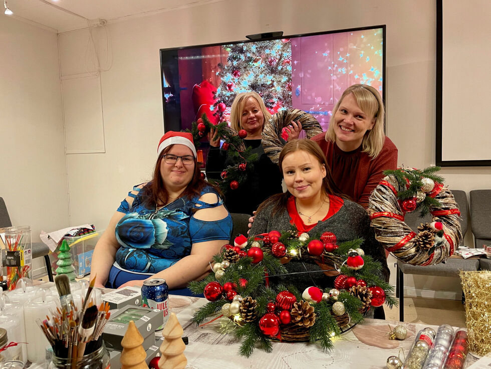 Kristine Meyer Ryeng, Marit Jørgensen, Birgitte Ravna og Elin Johannessen med flotte kranser som ble laget under onsdagens juleverksted.
 Foto: Birgitte Wisur Olsen