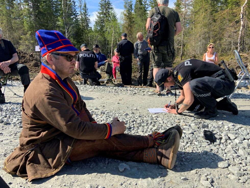 Samiske reindriftsutøvere fikk 4. juni pålegg fra Politiet om å fjerne seg fra Øyfjellet. Natur og reindrift må vike for vindkraftutbygging. Foto: Tage Vedal