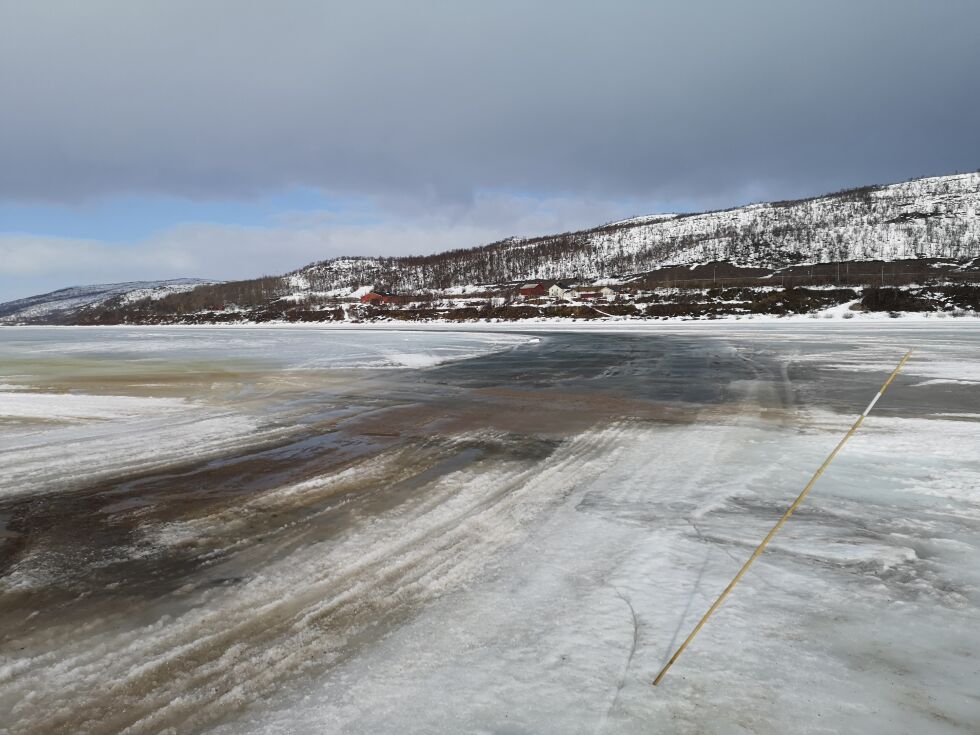 OVERVANN: Mandag var siste åpne dag over isvegen i Polmak. Nå er den, i likhet med isvegen Rustefjelbma - Harrelv stengt for denne vintersesongen.
 Foto: Erik Brenli
