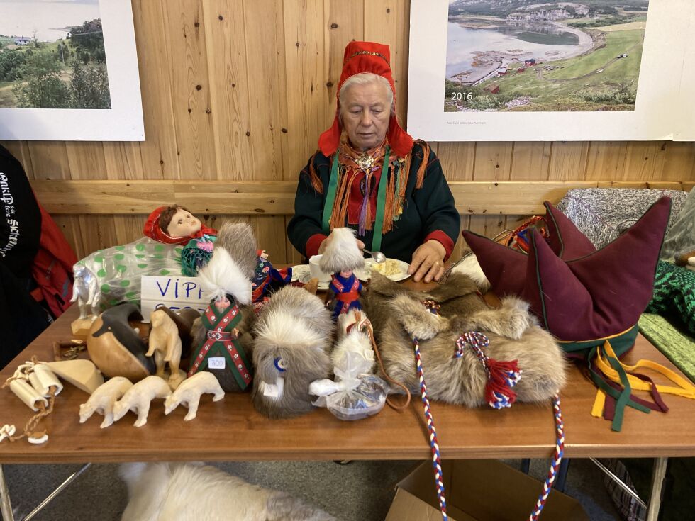 Anne Berit Eira Anti hadde et utvalg av skinnvarer.
 Foto: Anthon H Sivertsen
