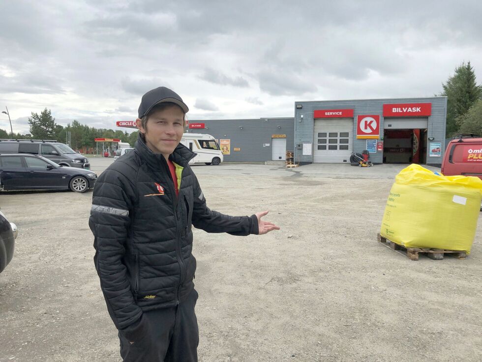 Her skal de plasseres: Etter seks års venting kan Nils Espen Rasmussen glede seg til 16 ladepunkter for elbiler utenfor Cirkle K, og Tesla vil ha de første fire på plass ut på høsten.
 Foto: STEIN TORGER SVALA