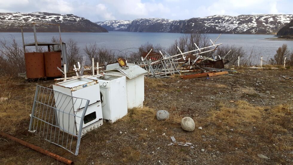 Skrothaugen utenfor den gamle gunnaributikken, sju meter fra E6, er blitt noe mindre, men er fremdeles meget synlig fra veien.
 Foto: Are G. Nilsen