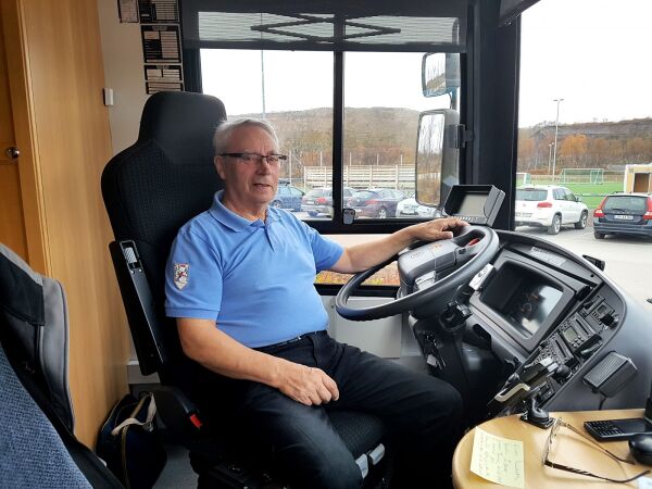 75-åring bussjåfør på bibliotekbussen