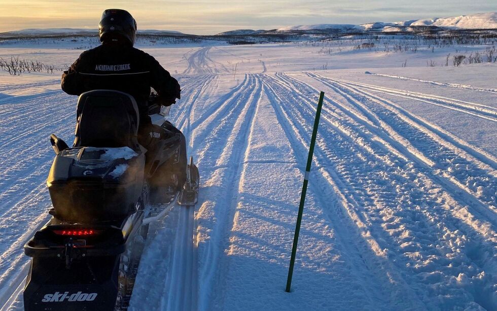 Karasjok kommune oppfordrer alle til å følge merkede løyper på isen.
 Foto: Torbjørn Ittelin