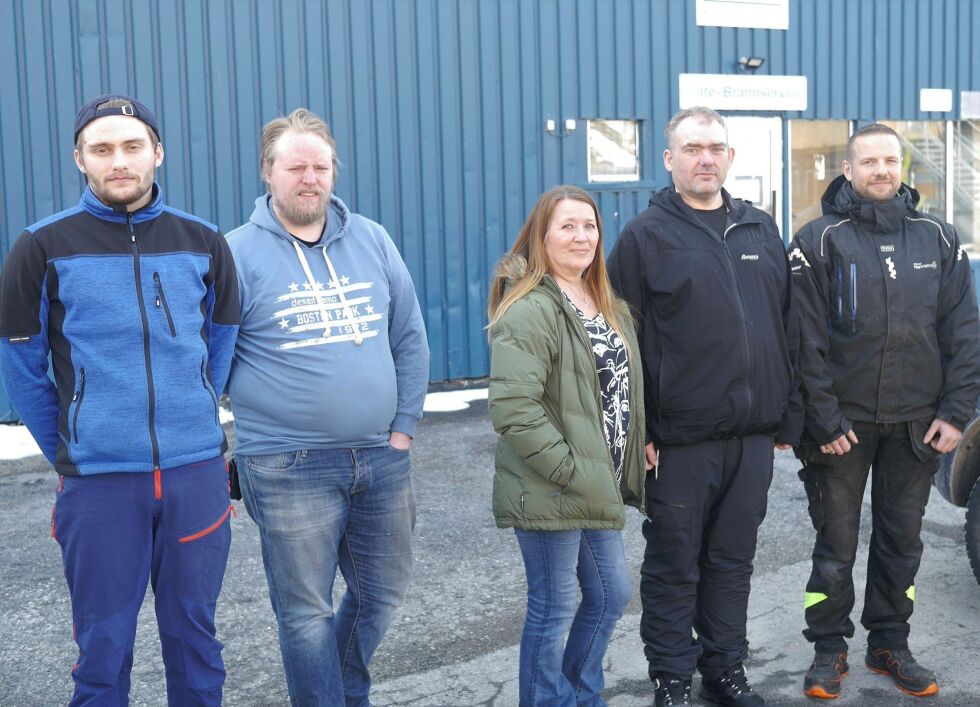 Her er noen av de an­sat­te i den nye be­drift­en Nord­kapp Marinservice AS. Fra venst­re Jo­nas Ny­lund, Daniel In­ge­brigt­sen, Lin­da Tron­dal, Odd Mag­ne Ny­lund og Ole And­re Larsen. I til­legg ar­bei­der Pet­ter An­der­sen, Odd Er­ling Vol­lan og Mag­nar Rasch i be­drift­en.
 Foto: Geir Johansen