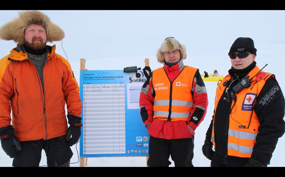 Truls Holm (fra venstre), Ali Betsi og Vidar Ratikainen er blant de som sørger for sikkerheten for kiterne som tar seg på tvers av Varangerhalvøya .
 Foto: Torbjørn Ittelin