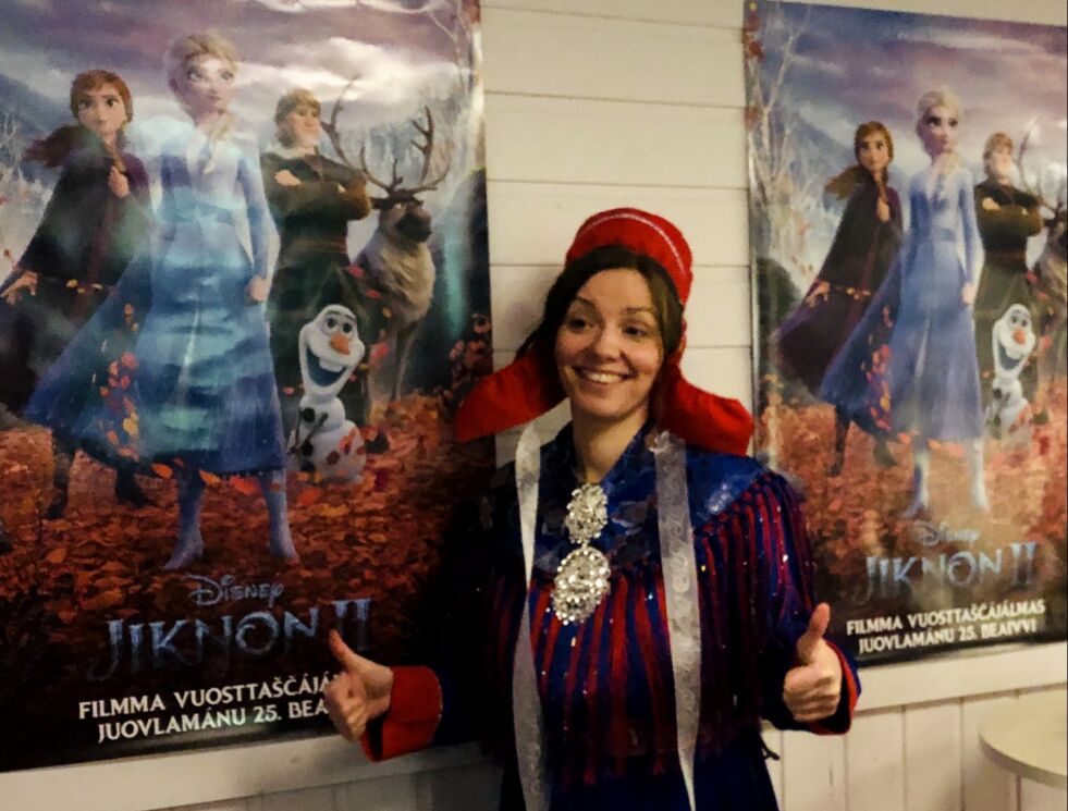 Disney-sangstjerne Eva Jeanette Iversen var tilstede under førpremieren av Jikŋon 2 på kinoen i Lakselv.
 Foto: Elin Margrethe Wersland