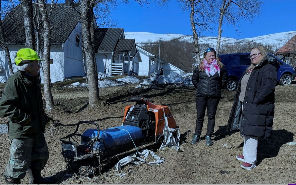 Bilde er tatt under befaringen. Til venstre står Per Kitti, i midten står seniorrådgiver for reindriftsavdelingen, Nathalie Anti, og til høyre står Per Kitti sin guddatter Åse Merethe Påve Johansen.
 Foto: Statsforvalteren