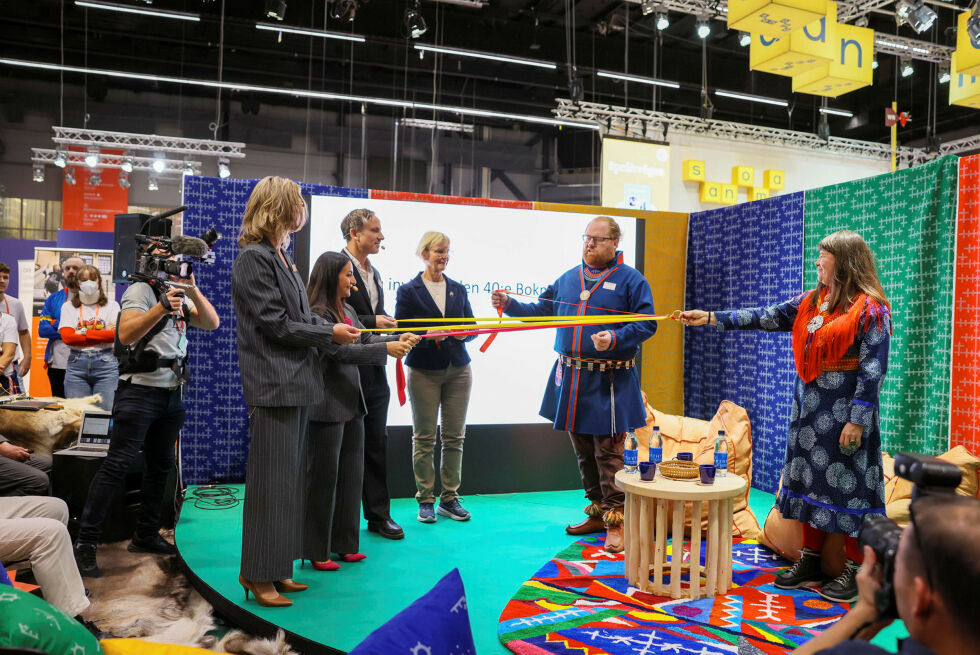 – Frida Edman, Parisa Liljestrand, Oskar Ekström, Anna Rathsman, Johan Sandberg McGuinne og Patricia Fjellgren.
 Foto: Natalie Greppi