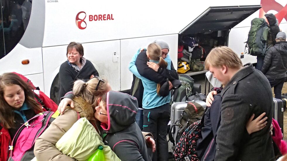 Et siste farvel før elevene drar hvert til sitt, vel vitende om at det er siste gang alle er samlet i lag. Mange kommer likevel på en reunionshelg allerede i november.
 Foto: Yngve Beddari