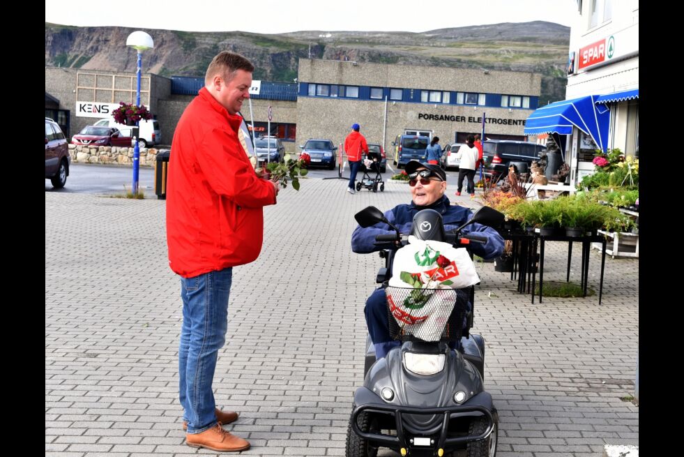 Runar Sjåstad slår av en prat med Sigvald Samuelsen opprinnelig fra Smørfjord. Samuelsen fikk litt valgmateriell i hendene, og den selvsagte røde rosen med seg hjem.
 Foto: Bjørn Arne Johansen