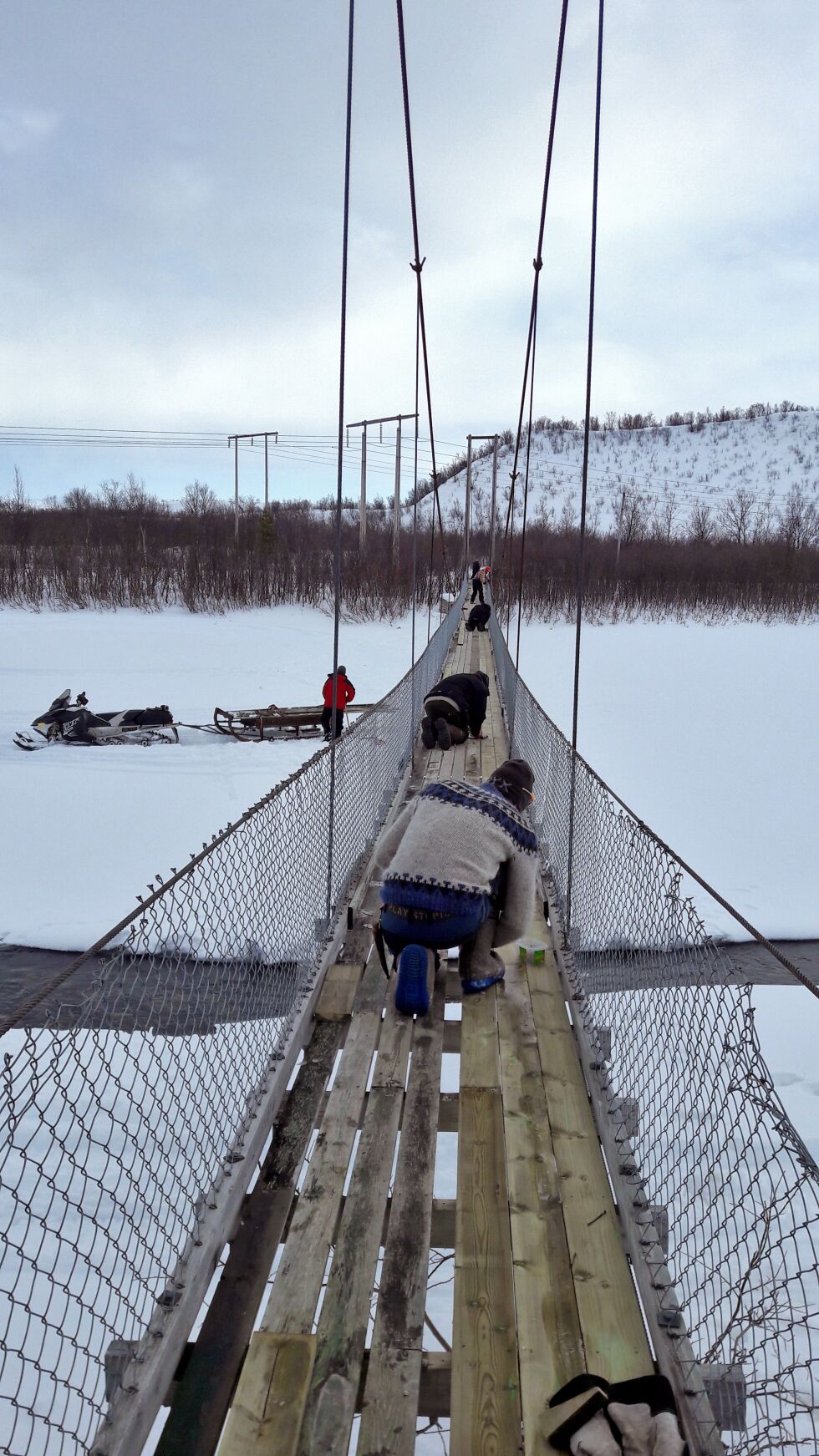 Det var trangt om plassen på hengebrua. Laget fikk lagt halve dekket denne helga.
 Foto: Liss Beth Gjertsen Nyby