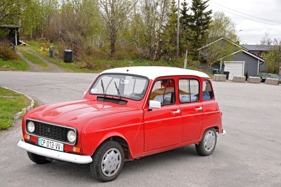 Det finnes knapt slike biler i Norge, og denne Renault 4 som vi kom over på Hesseng nylig, ble lagt godt merke til.
 Foto: Hallgeir Henriksen