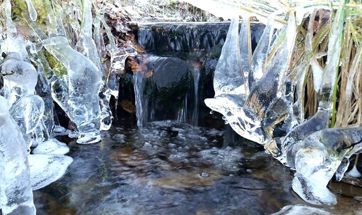 Et av bidragene til konkurransen som viser at vinteren melder sin ankomst i Kokelv og små istroll dukker opp i alle bekker og elver.
 Foto: Rita Elin Eira Jørgensen