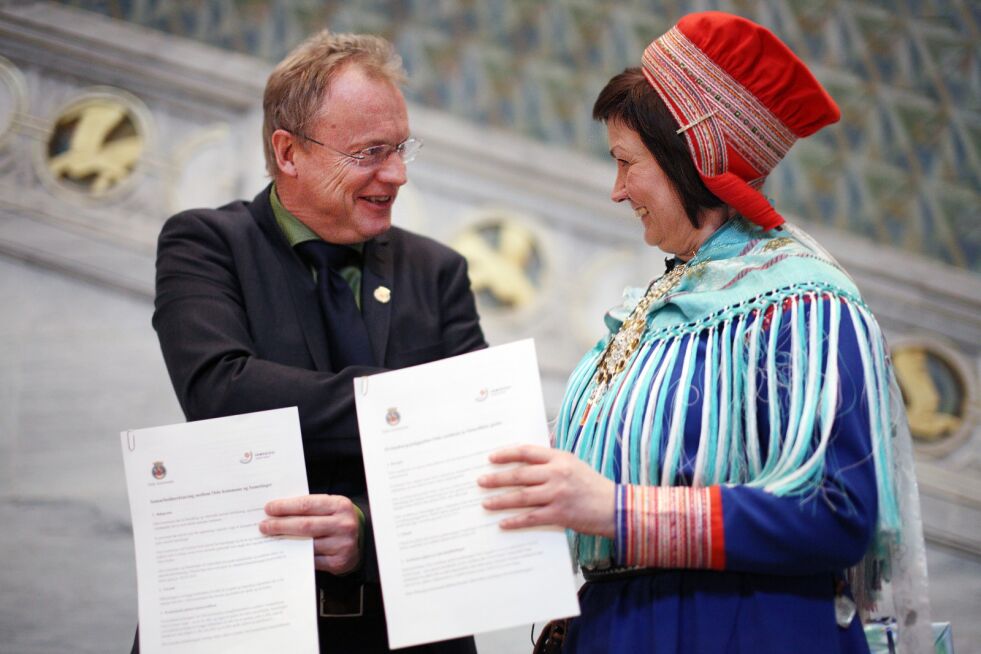 Byrådsleder Raymond Johansen i Oslo og sametingspresident Aili Keskitalo skrev under på en samarbeidsavtale i 2016.
 Foto: Kenneth Hætta
