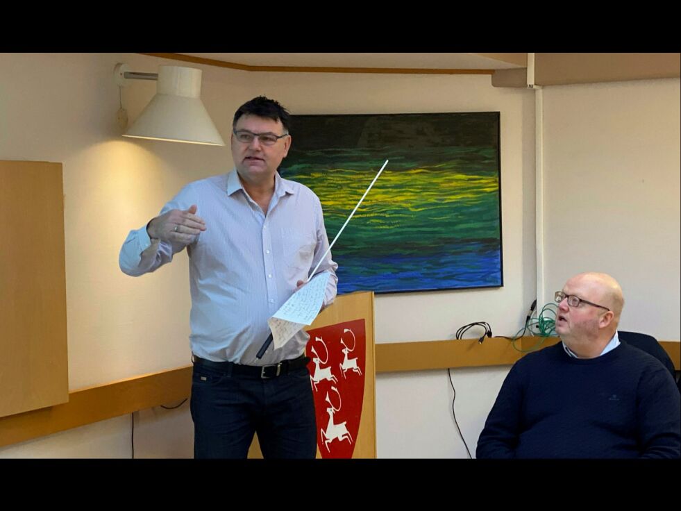Jone Fuglesten og Tore Ivar Slettemoen fra Njordr AS presenterte tirsdag sine foreløpige planer for politikerne i Porsanger. Foto: Marius Thorsen