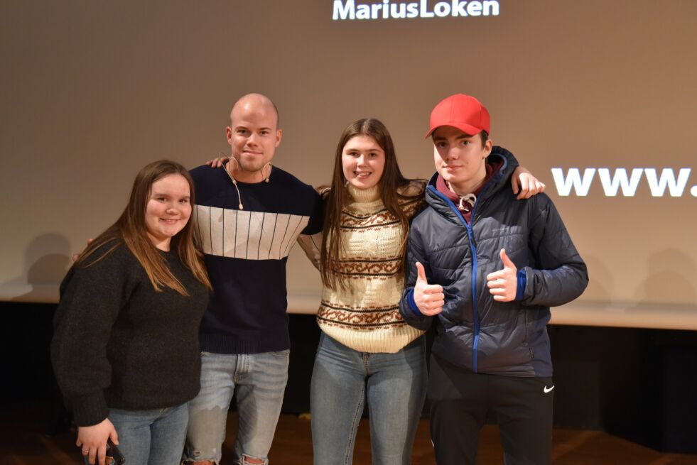 Etter et utrolig foredrag av Marius Løken takker ungdommene i Ungdom i Fokus han for foredraget, og sikrer seg samtidig en selfie. På bildet: Lena Maija Selnes Sara, Marius Løken, Silje Solheim og Hans Villum Andersen. Ungdommene var veldig fornøyde med foredraget. – Dette er noe av det beste jeg har vært med på, sier Silje Solheim.
 Foto: Kristin A. Humstad
