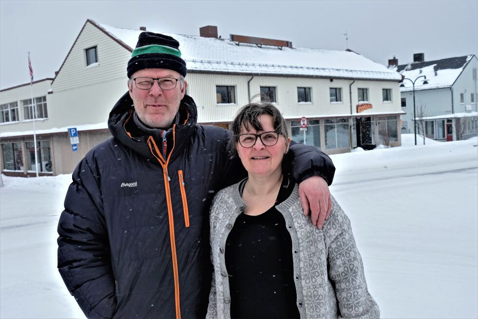 Stein Pedersen og Inger Helen Unstad kjøpte i 2016 sentrumsbygget i bakgrunn, i dag Atleten kulturhus.
 Foto: Bjørn Hildonen