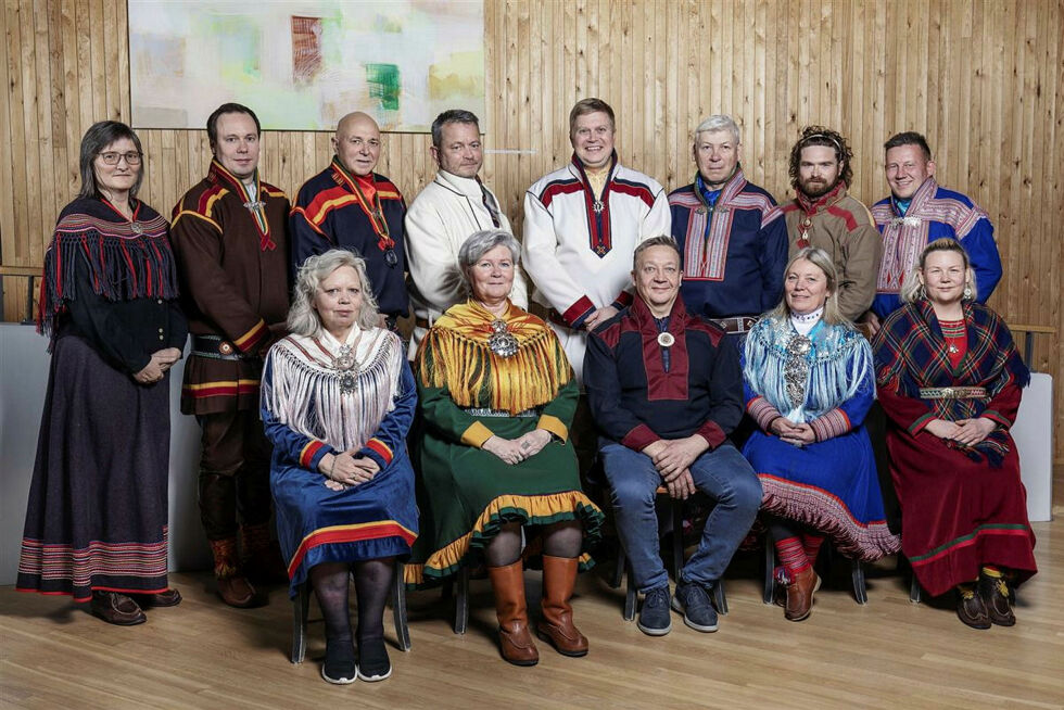 Plan- og finanskomiteen. Det har blitt endring i komiteen etter at bildet er tatt. Eirik Larsen har gått ut og Ann Karin Kvernmo har kommet inn. Komiteen består av leder Tor Gunnar Nystad (NSR), nestleder Elisabeth Erke (Sp), Beaska Niillas (NSR), Kristin Sara (NSR), Lisa Marit Pentha Stavsøien (NSR), Per Johnny Sara (NSR), Ann Karin Kvernmo (NSR), Toril Bakken Kåven (Nkf), Ulf Tore Johansen (Nkf), Vibeke Larsen (Nkf), Ronny Wilhelmsen (Ap), Arild P. Inga (Ap) og Per Mathis Oskal (Ap)
Foto: Árvu/Sametinget