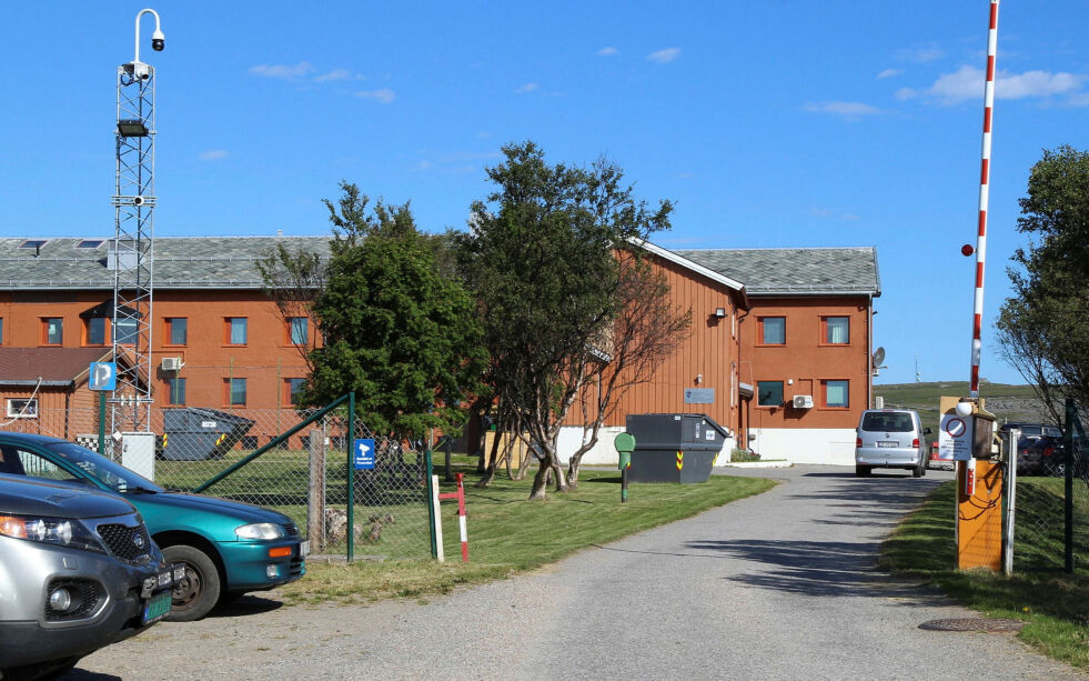 Tiltalte skal blant annet ha knust et overvåkingskamera og en del inventar i Vadsø kretsfengsel.