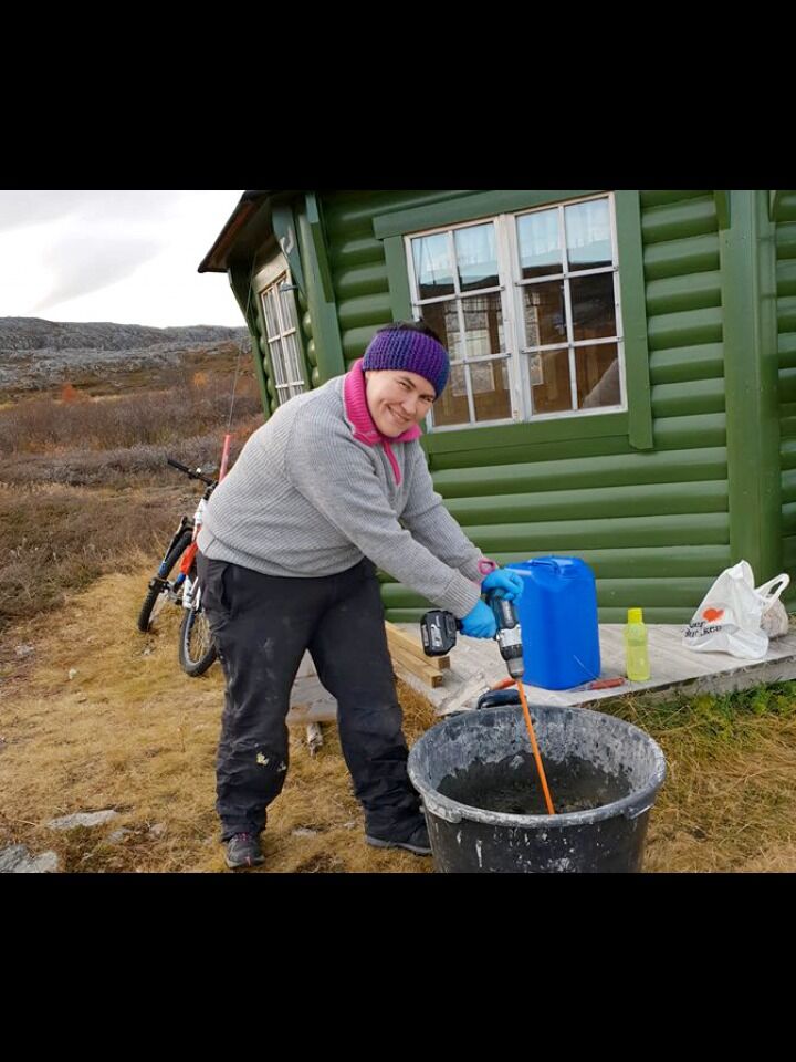 Maria H. Lavoll blander sammen sementen.
 Foto: Randi Irene Losoa
