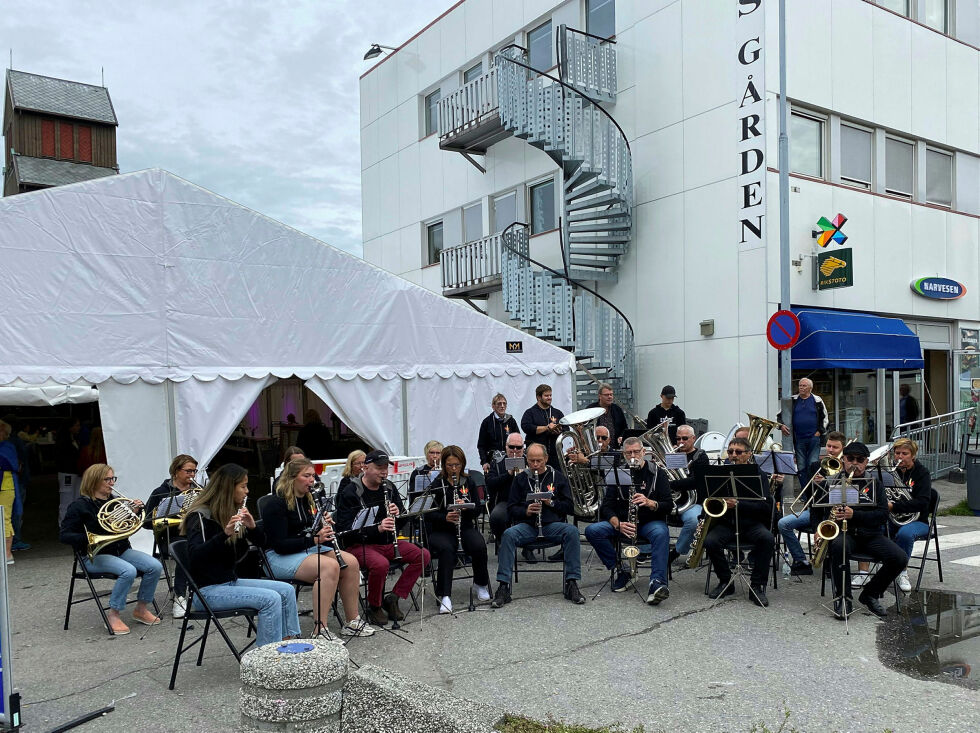 Sjøl om Kirkenes hornmusikk grunnet ferie og andre årsaker mangla mange i korpset, fikk de marsjene til å sitte, og det svingte godt under den halvtimes lange konserten i Kirkenes sentrum på lørdag.
 Foto: Hallgeir Henriksen