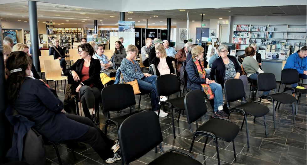Nær­me­re 30 per­so­ner had­de møtt opp på fyl­kes­bib­lio­te­ket for å over­væ­re lan­se­rin­gen av Tri­ne Hamrans bok om fyl­kes­kom­mu­nen. FOTO: BJØRN HIL­DO­NEN