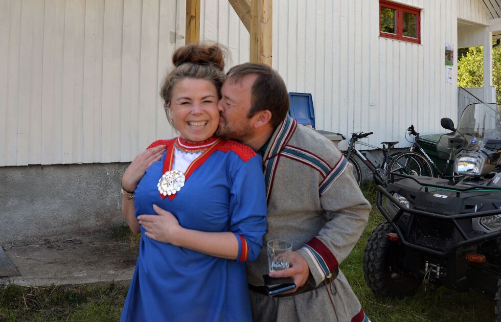 Mikkel Gaup har blitt fast bidragsyter på Snubbadagen. Her hilser han på Cathrine Heimly, som var årets konfransier.
 Foto: Steinar Solaas