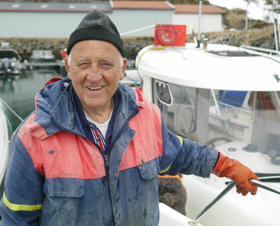 Konrad Karlsen (85) drar fortsatt ut for å fiske kokfisk. 
– Det føles godt å være på havet og fiske. Det er frisk fin luft, og så har jeg noe å henge fingrene i, sier han.
 Foto: Geir Johansen