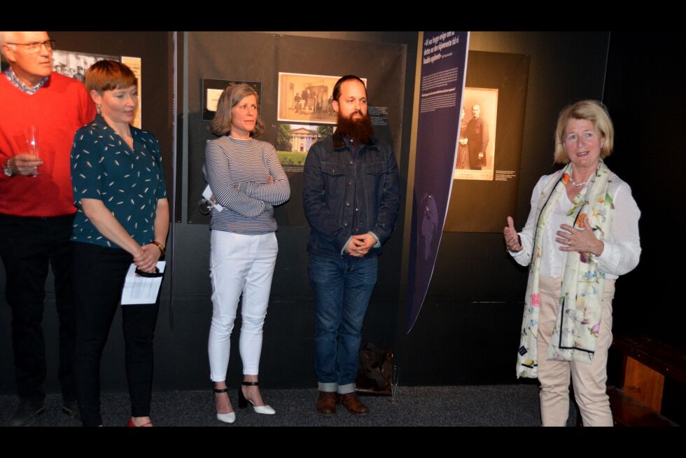 Daglig leder ved Polarmuseet, Silje Gaupseth, forsker Cathrine Baglo, rektor ved Universitetet i Tromsø-Norges arktiske universitet, Anne Husebekk og kunstner Noah Angell åpnet utstillingen «Storm og stilla: Adrian Jacobsens etnografiske bedrifter».
 Foto: Elin Margrethe Wersland