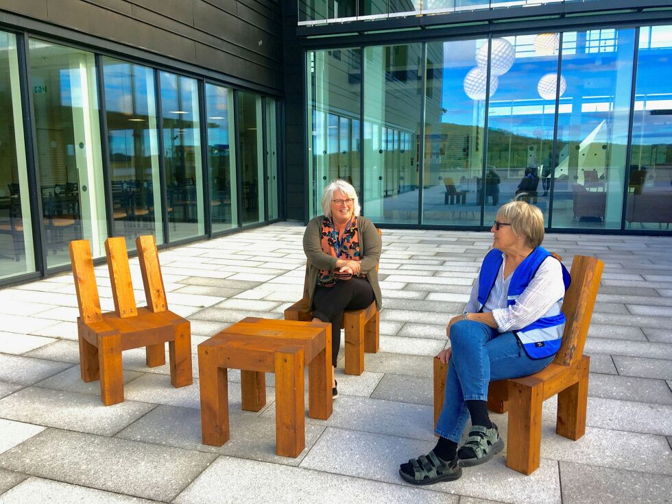 Kli­nikk­sjef Rita Jør­gen­sen (mid­ten) er svært glad for den flot­te ga­ven. Her prø­ve­sit­ter hun sam­men med pa­si­ent­vert (pen­sjo­nert sy­ke­plei­er) Gre­te Haugen Monsen sto­le­ne, og beg­ge gir dem topp­ka­rak­ter. Foto: Pri­vat