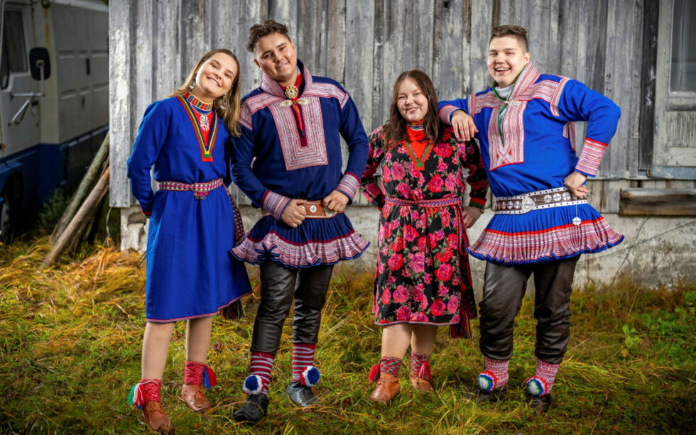 Denne uken er det skoler i Finnmark som er så heldige å få besøk av de samiske veiviserne. Veiviserne Benedikte Eriksen og Linnéa Ellen Knutsen skal formidle sin kunnskap i nord, mens de samtidig selv skal lære mer om det nordsamiske. Her sammen med de nordsamiske veiviserne Mathis Eira og Ole-Christer Hætta.
Foto: Ørjan Bertelsen/Samiske veivisere