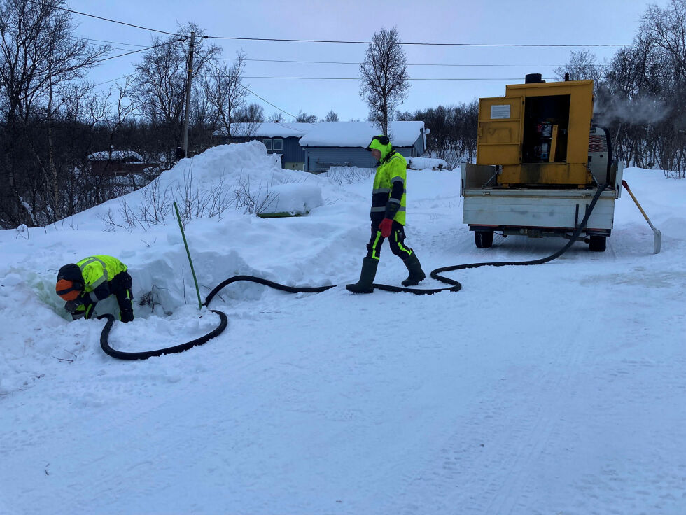 Et par karer fra Porsanger kommune får tint opp den tette stikkrenna.
 Foto: Anthon Sivertsen