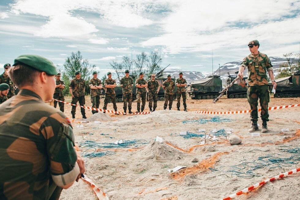 Øvelsen Thunder Wolf skal være noe av det mer komplekse som kan gjøres på landsiden. Her gjennomgås slagplanen på et modellbord.
 Foto: Joakim Salmelid/Forsvaret