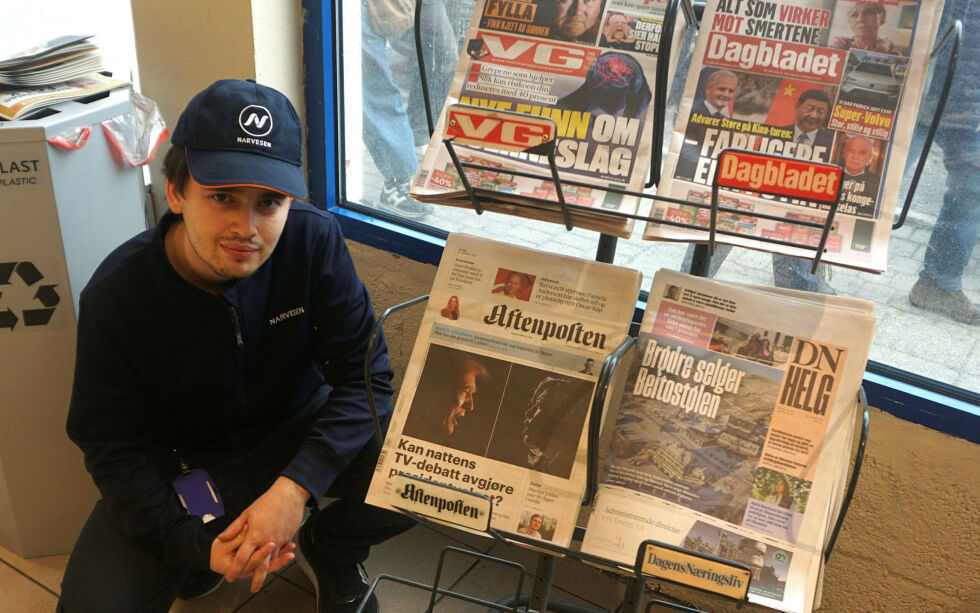Daglig leder Magnus Wøhni Joakimsen ved Narvesen i Honningsvåg har bestemt seg for at kiosken ikke lenger skal selge noen lokalaviser. I avisstativet finner man heretter kun Osloaviser
Foto: Geir Johansen