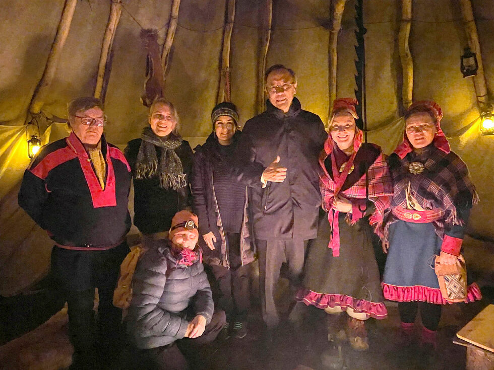 Fra møtet med høykommissæren: Fra venstre Karasjok flyttsamelags leder, Jovna Nilsen Eira, River Hustad, OSSE, Mitra Jalali, OSSE, høykommissær Kairat Abdrakhmanov, vertinne for dagen, Sire Márjá Wigelius, Berit Anita Buljo Anti, og i forgrunnen Anne Jannok Eira.
 Foto: OSSE