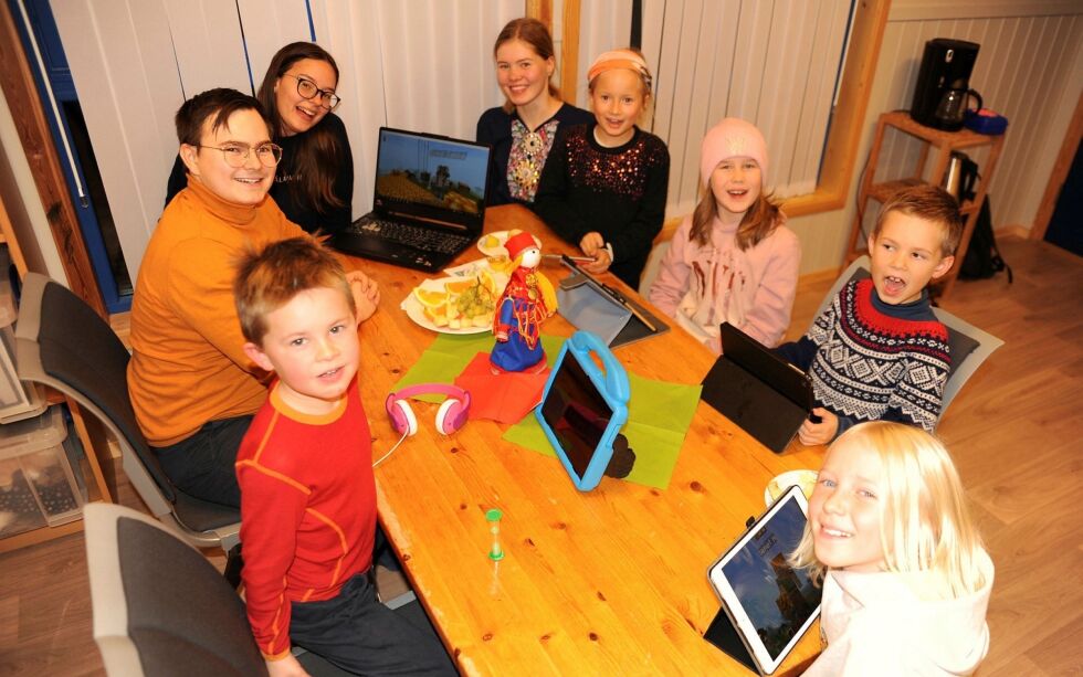 Den sam­iske ver­sjo­nen av Mi­ne­craft på mo­bil blir tes­tet ut un­der sam­isk språk­uke, på Ált­tá sii­da. Test­gjen­gen er Gus­tav Järnhäll (snart 6), over­set­ter og in­struk­tør Le­met Máht­te Eira Sara, med­ar­bei­der Eila Ma­rie Eng­kvist Muot­ka, pro­sjekt­le­der Bi­ret He­le­ne Eira, Ma­rit Anne Sara Lant­to (8), Aile So­fia Hæt­ta Lopez (7), Pe­der Ole­an­der Dantoft Sol­bak­ken (snart 7), og helt for­an Elle Maja Hæt­ta Sa­ka­ri­as­sen (9), som er vel­dig be­geist­ret for spil­let. Foto: Rita Heit­mann