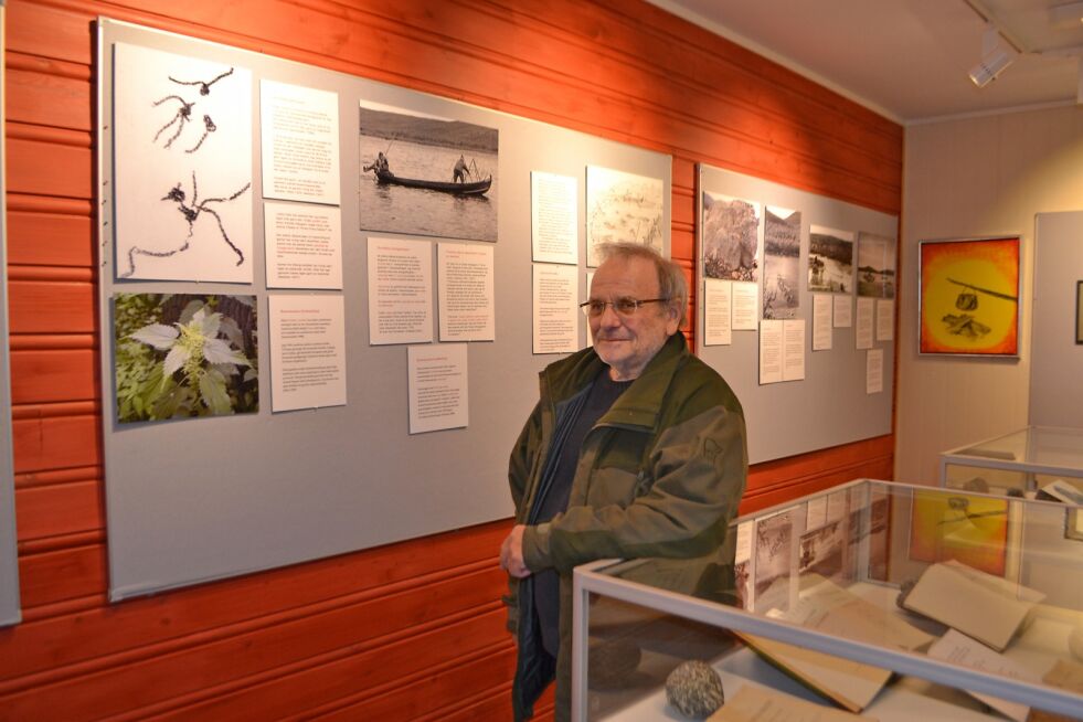 Historiker Aage Solbakk foran utstillingen som er satt opp på &#268;álliidLágádus i Båteng i Tana.
 Foto: Tom Hardy