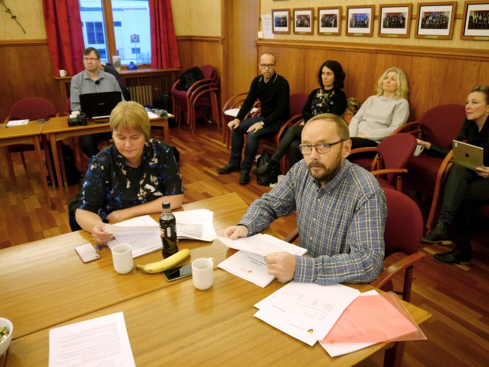 Høyres to representanter i Nordkapp formannskap, Renate K. Olsen og Lars Helge Jensen (sittende ved bordet på bildet) stemte imot rådmannens forslag til budsjett for Nordkapp kommune for 2018. Jensen varslet alternative forslag fra partiet når kommunestyret skal ta endelig stilling til budsjettet 12. desember.
 Foto: Geir Johansen