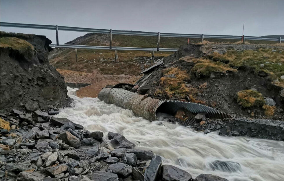 Ett av punktene langs fylkesvei 8074 mellom Hopseidet og Skjånes ble skylt vekk under flommen nylig. Arbeidet med å reparere veien er i gang, men det kan ta noen dager før veien er kjørbar.
 Foto: FFK