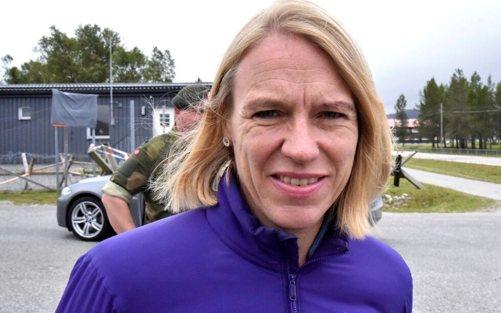 Bildet av utenriksminister Anniken Huitfeldt er tatt i en annen anledning. Da var hun på vei inn porten til Porsangmoen militærleir. Denne uka var Arktisk Råd samlet i Tromsø. I den forbindelse holdt hun innlegg om de norske lederskapsprioriteringene for Arktisk Råd.
 Foto: Kristin Antonie Humstad