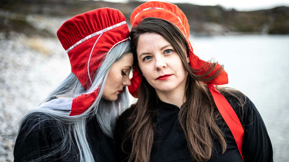 Nordkappmuseet åpner utstillingen «Skrevet i stein» av Marte Lill Somby (til høyre) på samefolkets dag mandag 6. februar.
Foto: June Helèn Bjørnback