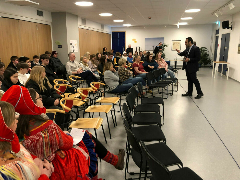 En opplagt stortingspresident Ma­sud Gharahkhani møtte en engasjert gjeng ved Samisk videregående skole i Karasjok.
 Foto: Stein Torger Svala