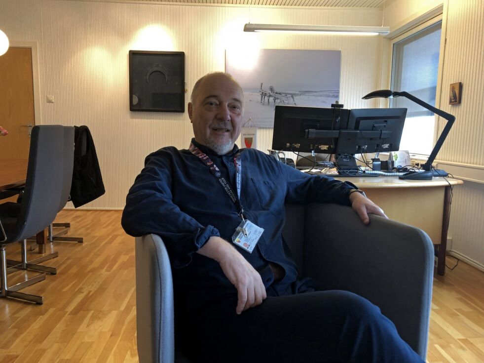 Ordfører Rune Rafaelsen har latt kommunen betale for to av hans fem kinaturer, og én er betalt med kinesiske penger.
 Foto: Halllgeir Henriksen