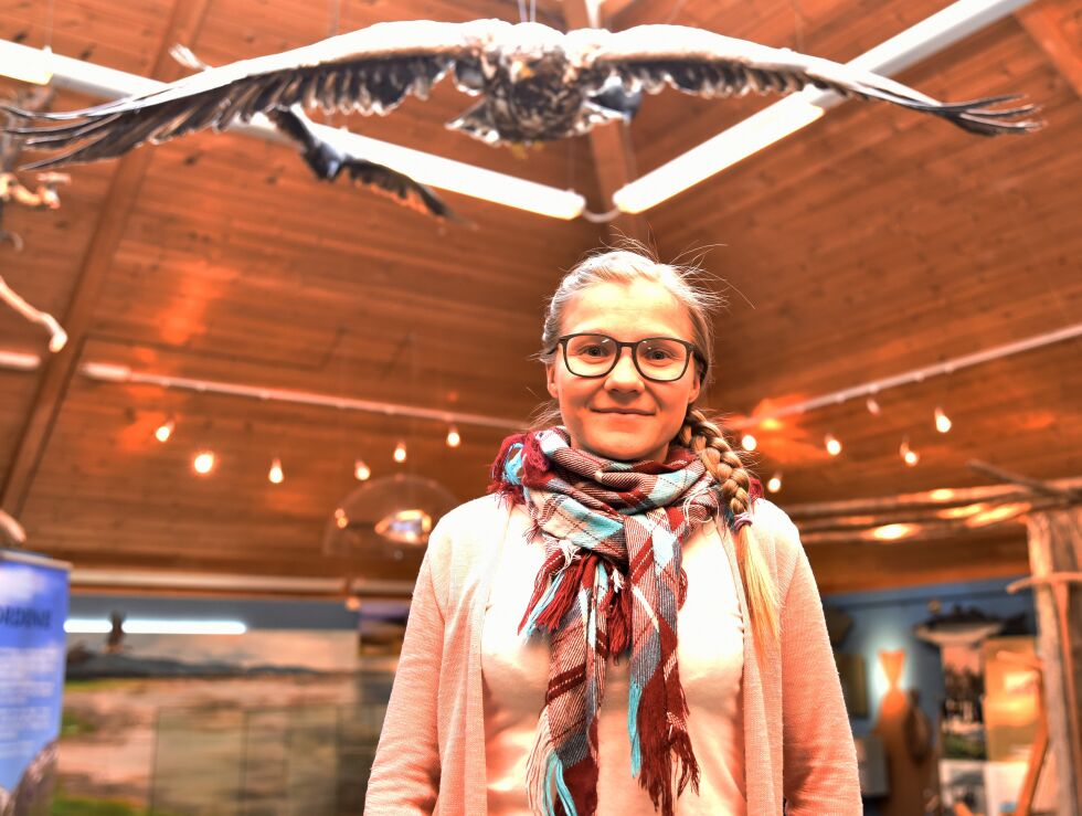 Eller andre rovdyr er det bare å ta bilder og sende det inn til SNO, sier prosjektmedarbeider Anne Maret Eira.
 Foto: Svein Sjøveian